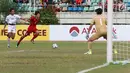 Pemain Timnas Indonesia U-19, M Iqbal berusaha mengejar bola saat bertanding melawan Thailand pada Piala AFF U-18 di Stadion Thuwanna, Yangon, Jumat (15/9). Thailand menang adu penalti 3-2. (Liputan6.com/Yoppy Renato)