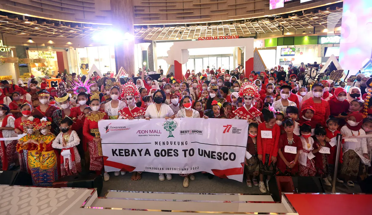 Sejumlah penari dari Yayasan Belantara Budaya Indonesia membentangkan spanduk usai  flashmob tarian daerah dalam acara bertemakan "Tunjukkan Indonesiamu" di Jakarta, Rabu (17/8/2022). Sebanyak 277 penari berkebaya merah putih menampilkan 17 tarian daerah yang bertujuan untuk  memperingati Hari Kemerdekaan ke-77 RI sekaligus sebagai bentuk gerakan dukungan Kebaya Goes to UNESCO.  (Liputan6.com/Johan Tallo)
