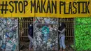 Aktivis Ecological Observation and Wetland Conservation (Ecoton) menyiapkan sampah plastik untuk membuat instalasi di Gresik, Jawa Timur, 17 September 2021. Instalasi tersebut di antaranya terbuat dari 4.444 botol. (JUNI KRISWANTO/AFP)