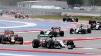 Pebalap Mercedes GP, Lewis Hamilton memimpin lomba dalam F1 GP AS di Sirkuit The Americas, Austin, AS, Senin (26/10/2015) dini hari WIB. (Reuters/Mike Stone)