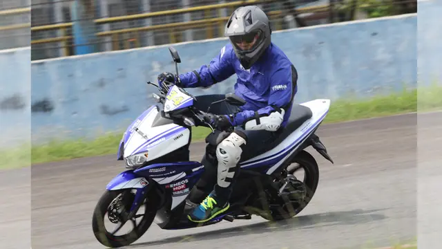 Menguji Kelincahan Yamaha Aerox 125 LC