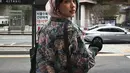 Dengan gaya yang selalu on point, Yasmin Napper membuktikan bahwa jaket bermotif bisa menjadi fashion statement yang tak lekang oleh waktu. Siap mencoba inspirasi dari Yasmin untuk tampilan musim dingin yang lebih fashionable, Sahabat FIMELA? [@yasminnapper].