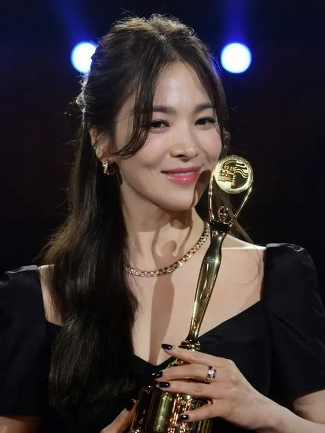 Piala Daesang Blue Dragon Series Awards 2023 Diraih Song Hye Kyo Lewat Drama Korea The Glory. Daesang yang Disabet Song Hye Kyo Adalah Kategori Baru di Ajang 'Blue Dragon Series Awards'