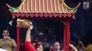 Warga keturunan Tionghoa melepas burung pada perayaan Tahun Baru Imlek 2570 di Pasar Lama, Tangerang, Selasa (5/2). Tahun Baru Imlek 2570 digunakan warga keturunan Tionghoa untuk melakukan intropeksi diri. (Liputan6.com/Fery Pradolo)