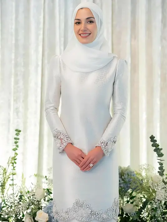 Sebelumnya, jelang pernikahan mereka, Pangeran Abdul Mateen dan Anisha Rosnah menjalani prosesi khatam Al Quran. Di momen ini, Anisha tampil memesona dengan baju kurung dan hijab serba putih.