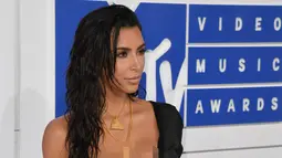 Penampilan sosialita yang juga artis reality TV, Kim Kardashian di karpet merah penghargaan MTV VMA 2016 di New York, Minggu (28/8). Kim Kardashian mengenakan gaun mini super seksi dengan aksen menerawang. (AFP PHOTO/Angela Weiss)