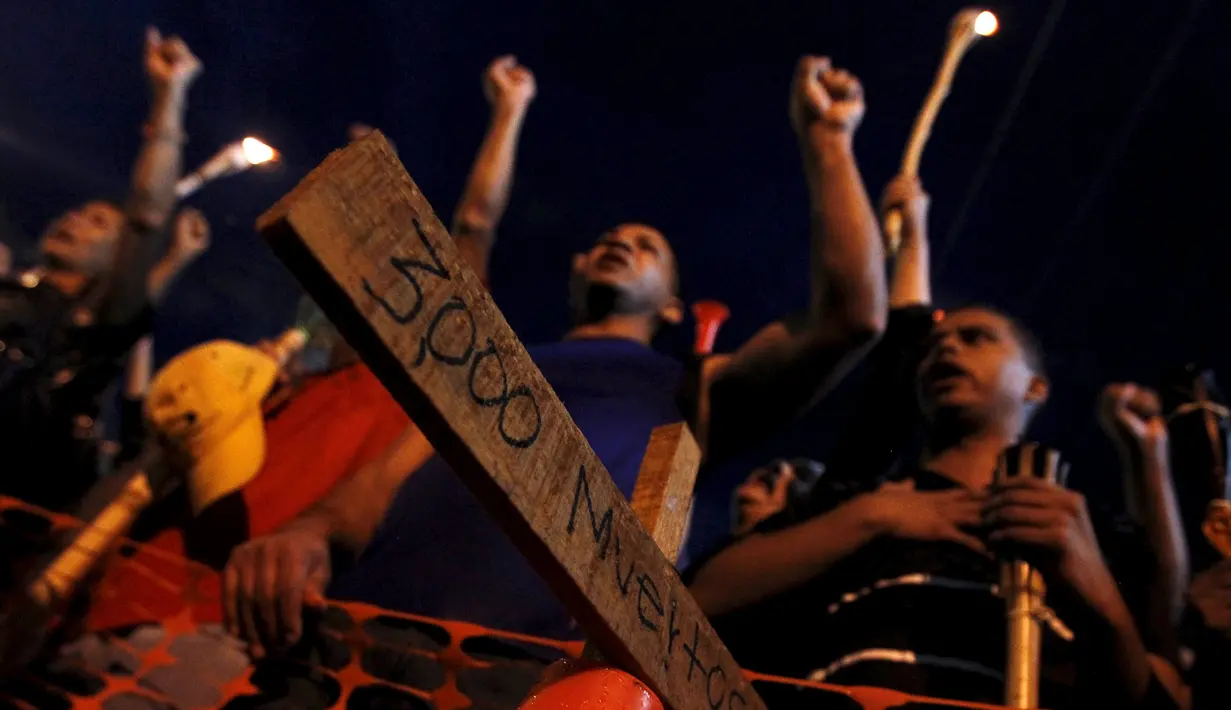 Ribuan demonstran turun ke jalan menuntut pengunduran diri Presiden Honduras, Juan Orlando Hernandez di Tegucigalpa, Jumat (24/7/2015).  Massa menuntut Presiden Juan Hernandez turun atas dugaan korupsi. (REUTERS/Jorge Cabrera)