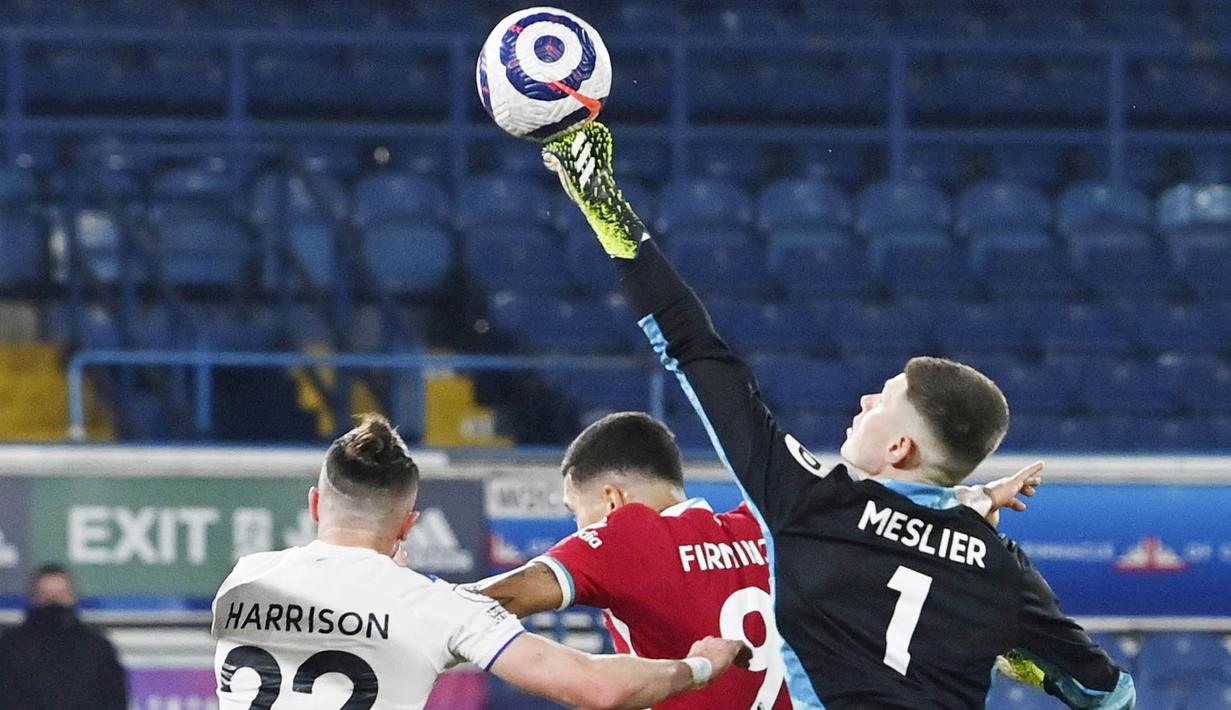 Kiper Leeds United, Illan Meslier, berusaha menghalau bola saat melawan Liverpool pada laga Liga Inggris di Stadion Elland Road, Senin (19/4/2021). Kedua tim bermain imbang 1-1. (Paul Ellis/Pool via AP)