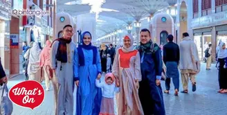 Aurel Hermansyah dan keluarganya tengah menjalani ibadah umrah. Melihat Aurel berhijab, banyak netizen yang berharap Aurel tetap menggunakan hijab usai umrah.