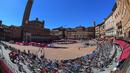 Suasana para pembalap yang melakukan start di Piazza del Campo, Siena pada etape ke-12 Tour Balap Sepeda Giro d'Italia 2021 antara Siena, Tuscany dan Bagno di Romagna sejauh 212 km, Kamis (20/5/2021). (AFP/Dario Belingheri)