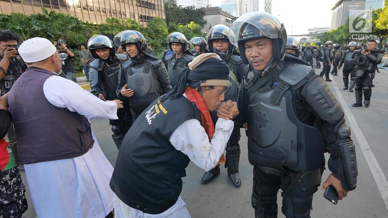 Sambangi Gedung Bawaslu, Peserta Aksi 22 Mei Gelar Doa Bersama
