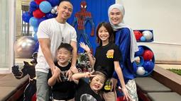 Merayakan ultah anak bungsunya di rumah, Stevie yang mengenakan pakaian santai tetap menutup kepalanya dengan pasmina berwarna silver. (Foto: Instagram/@steviagnecya)