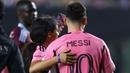 Seorang gadis memasuki lapangan untuk berswafoto dengan Lionel Messi pada laga lanjutan Major League Soccer (MLS) antara Inter Miami melawan Colorado Rapids di Fort Lauderdale, Florida, Amerika Serikat, Minggu (07/04/2024) WIB. (AFP/Megan Briggs)
