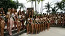 Kontestan Miss Earth 2017 , kontes kecantikan internasional bertema lingkungan, bersiap melakukan sesi pemotretan dengan bikini di tepi kolam renang hotel di Manila, Senin (30/10). 86 wanita cantik dari seluruh dunia mengikuti kontes ini (AP/Aaron Favila)