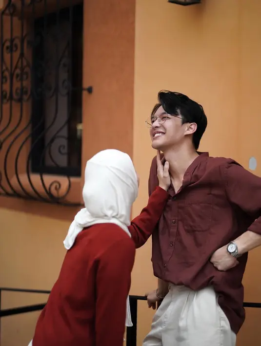 Pemotretan ini tidak hanya menunjukkan keindahan hubungan Dinda dan Rey, tetapi juga memberikan inspirasi bagi pasangan muda lainnya. Bahwa dengan komunikasi yang baik, saling pengertian, dan kasih sayang yang tulus, hubungan bisa tetap harmonis dan bahagia. (Liputan6.com/IG/@dindahw)