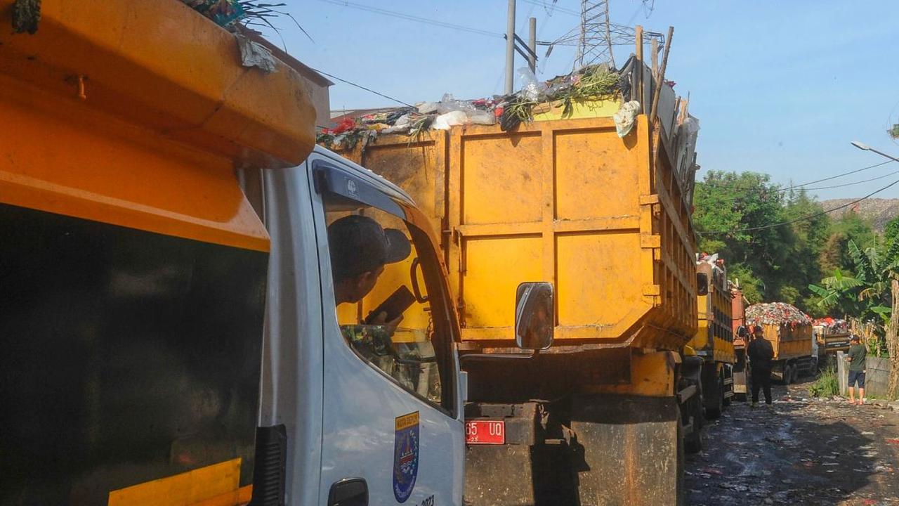 Sejumlah truk pengangkut sampah mengantre untuk masuk ke tempat pembuangan di TPA Cipayung, Depok, Jawa Barat, Selasa (11/07/2023). Kondisi seperti sudah berlangsung selama lebih dari dua bulan.
