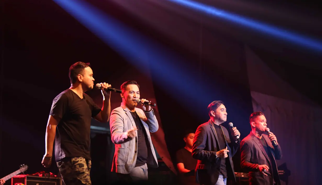 Aksi panggung Coboy berhasil membuat para penonton turut bernyanyi mengiringi suara sang idola. Tak dipungkiri lagi jika hit dari boyband Coboy timbulkan kenangan manis bagi penikmatnya. (Nurwahyunan/Bintang.com)