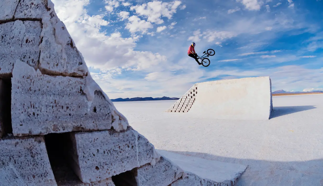 Pemain BMX profesional, Daniel Dhers menunjukkan aksinya bermain sepeda BMX di Salt Park Project, Uyuni, Bolivia pada April 2016. Arena BMX di gurun garam ini merupakan pertama kalinya dibangun untuk pertunjukkan para pemain BMX profesional.  (Reuters)