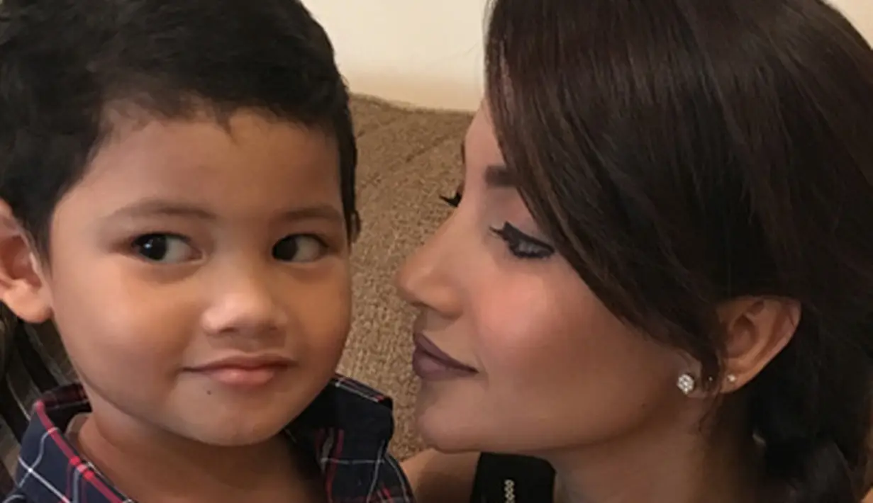 Enam pengikutnya mengirim foto yang sama. Foto putranya Syarief berusia empat tahun duduk bersama dengan seorang psikolog. Curahan hati ditulis panjang di Instagramnya sebagai keterangan foto. (Instagram/tsaniamarwa54)