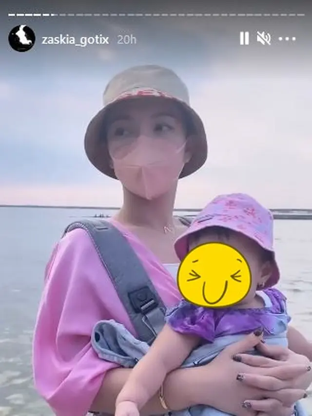 6 Momen Liburan Zaskia Gotik Bareng Suami dan Anak, Nikmati Indahnya Pantai Ancol