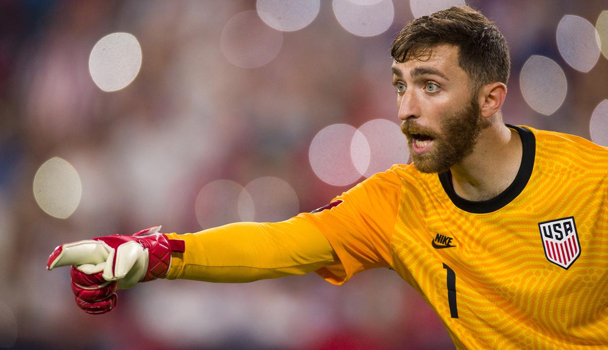 Matt Turner. Kiper asal Amerika Serikat berusia 28 tahun ini akan memperkuat Arsenal di musim 2022/2023 usai didatangkan dari klub MLS New England Revolution dengan nilai transfer 6,36 juta euro atau setara Rp99,8 miliar. Selama 5 musim berseragam New England Revolution, ia total tampil dalam 111 laga dengan torehan 24 kali clean sheet dan kebobolan 146 gol. Di Arsenal, ia akan menggantikan posisi Bernd Leno sebagai pelapis Aaron Ramsdale. Bernd Leno sendiri dikabarkan akan meninggalkan The Gunners usai posisinyaa direbut Aaron Ramsdale sejak musim 2021/2022 lalu. (AFP/Getty Images/Brett Carlsen)