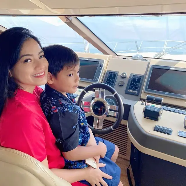 7 Kemesraan Titi Kamal dan Christian Sugiono Saat Liburan di Atas Kapal