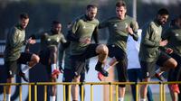 Bek Juventus, Giorgio Chiellini dan Mario Mandzukic, tampak serius saat sesi latihan jelang laga Liga Champions di kompleks training center Juventus, Selasa (21/11/2017). Juventus akan berhadapan dengan Barcelona. (AFP/Marco Bertorello)
