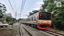 Sebuah KRL saat melintasi perlintasan tanpa palang pintu di kawasan TPU Tanah Kusir, Jakarta, Kamis (17/9/2020). Pemasangan pembatas jalan tersebut dilakukan untuk mencegah kecelakaan kendaraan yang sering terjadi di kawasan tersebut. (merdeka.com/Iqbal S. Nugroho)