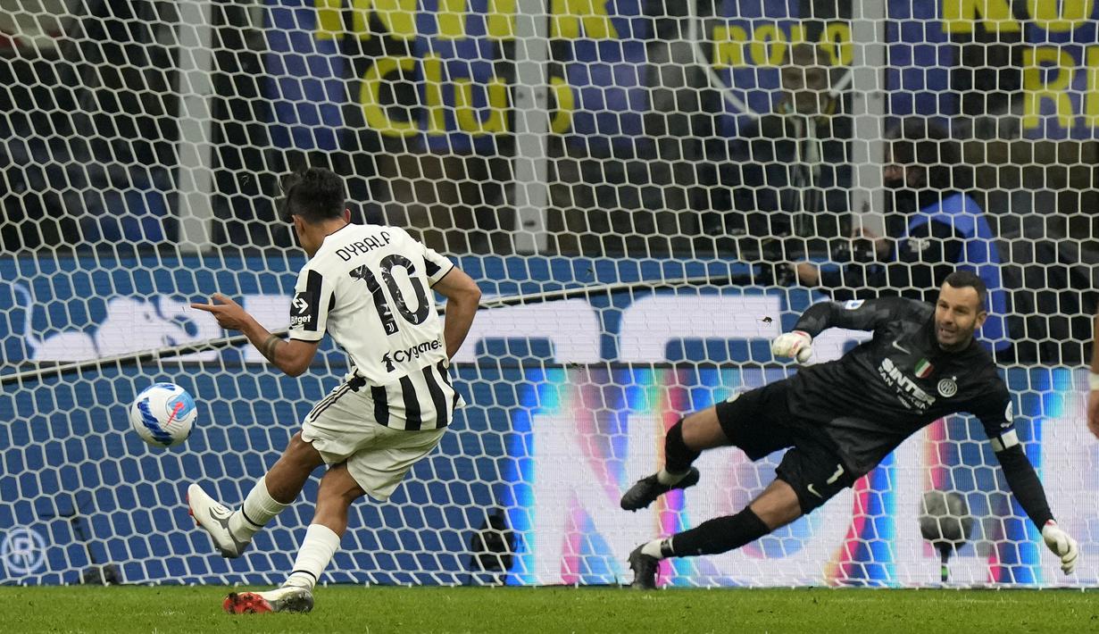 Mimpi buruk Inter Milan datang pada menit ke-87 setelah Dumfries dianggap melanggar Alex Sandro di dalam kotak penalti. Dybala yang ditunjuk sebagai eksekutor tendangan dua belas pas, sukses mengecoh kiper Handanovic. Papan skor berubah menjadi satu sama. (AP/Luca Bruno)