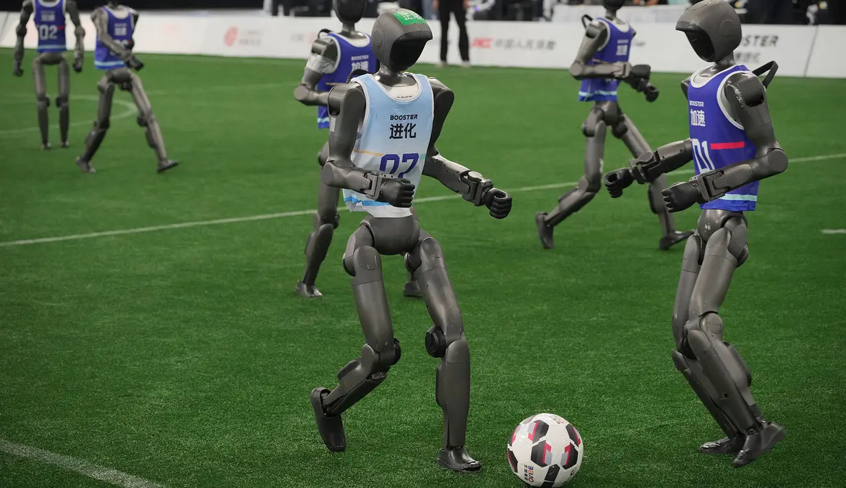 Robot-robot bertanding dalam pertandingan sepak bola saat upacara pembukaan World Humanoid Robot Games di Beijing, Sabtu, 22 Agustus 2026. (Foto AP/Achmad Ibrahim)
