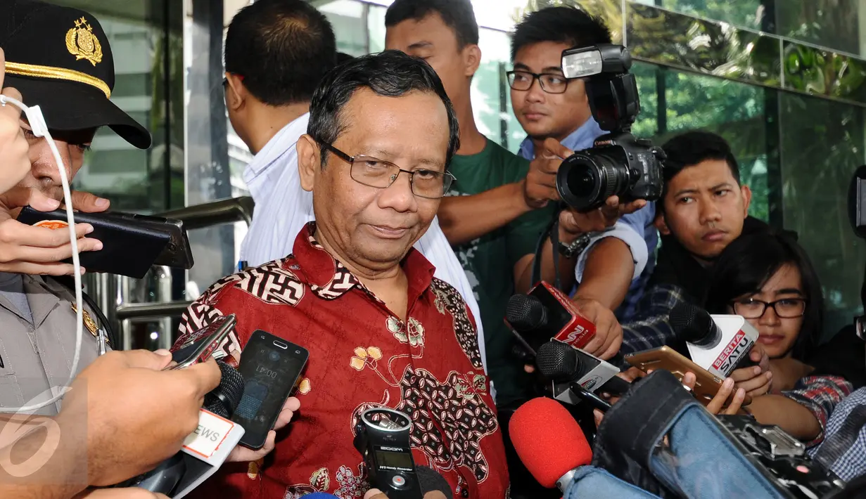 Mantan Ketua MK, Mahfud MD (tengah) menyimak pertanyaan usai melakukan pertemuan dengan pimpinan KPK di Jakarta, Senin (30/1). Mahfud MD diminta KPK untuk menjadi panitia seleksi pemilihan penasihat KPK. (Liputan6.com/Helmi Fithriansyah)