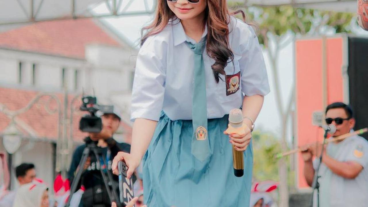 10 Potret Tasya Rosmala, Pemilik Suara Merdu yang Selalu Tampil Sopan dan Viral karena Disawer Bos Muda Ganteng