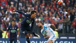 Pemain PSG, Benjamin Stambouli (kiri), berebut bola dengan pemain Marseille, Steven Fletcher, pada final Coupe de France di Stade de France, Sabtu (21/5/2016). (AFP/Thomas Samson)
