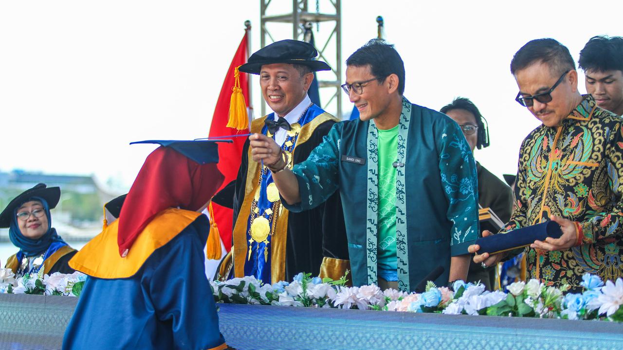 Menteri Pariwisata dan Ekonomi Kreatif (Menparekraf) Sandiaga Salahuddin Uno menghadiri wisuda mahasiswa Politeknik Pariwisata (Poltekpar) Makassar, Sabtu (12/10).