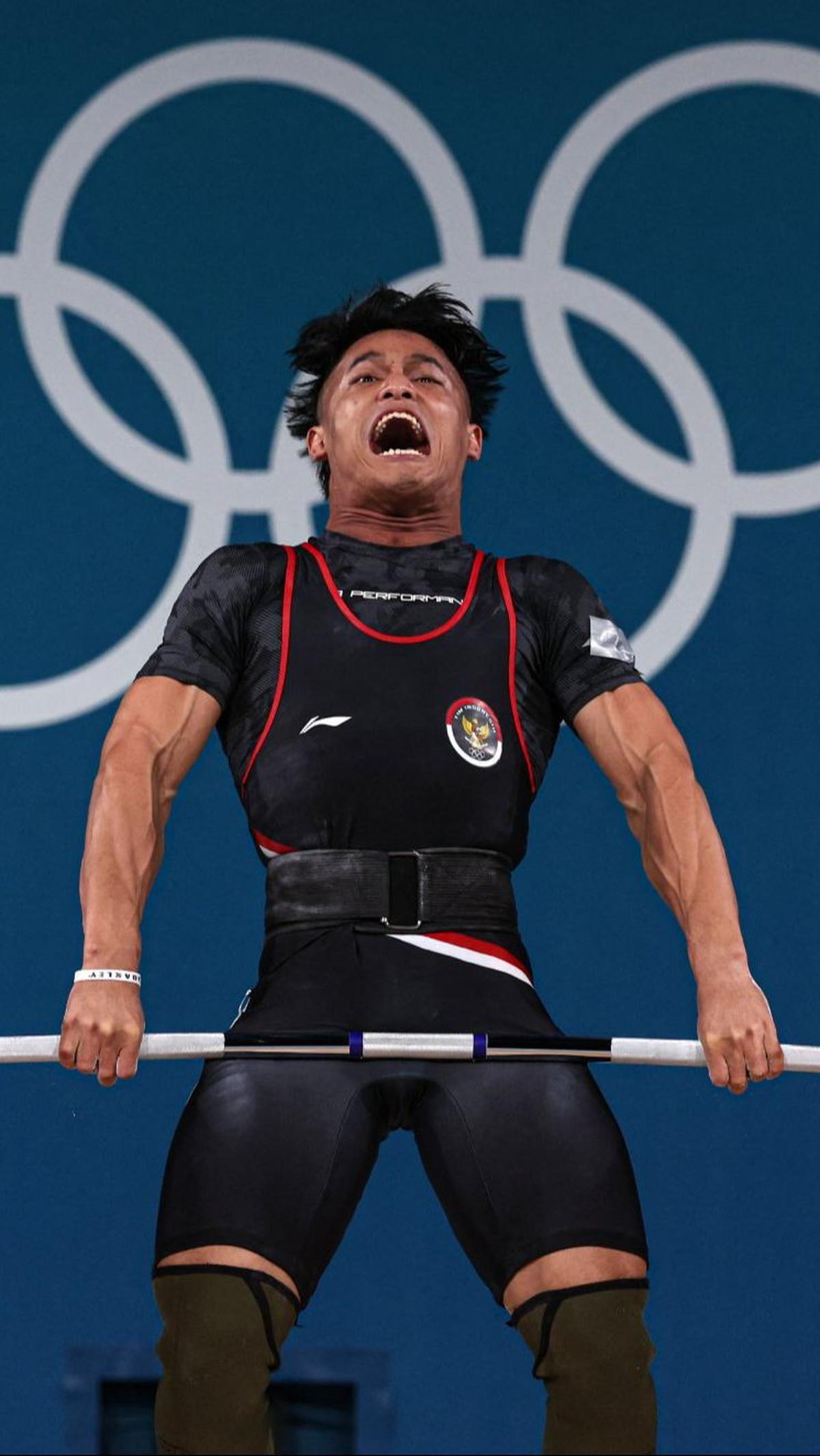 Rizki Juniansyah merebut medali emas setelah membukukan total angkatan 354 kg, dengan rincian untuk angkatan snatch 155 kg dan clean and jerk 199 kg.&nbsp;Foto: REUTERS/Amanda Perobelli<br>