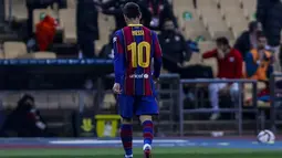 Penyerang Barcelona, Lionel Messi berjalan keluar lapangan setelah mendapat kartu merah saat bertanding melawan Athletic Bilbao pada pertandingan final Piala Super Spanyol di stadion La Cartuja, Senin (18/1/2021). Messi berpotensi mendapat larangan bermain dalam waktu yang cukup lama. (AP Photo/Migu