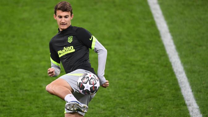 Bek Atletico Madrid, Alvaro Garcia menghadiri sesi latihan menjelang leg pertama babak 16 besar Liga Champions di Stadion Arena Nationala, Senin (22/2/2021). Seiring pembatasan perjalanan akibat pandemi COVID-19, UEFA memindah venue pertandingan Atletico vs Chelsea ke Rumania (Daniel MIHAILESCU/AFP)