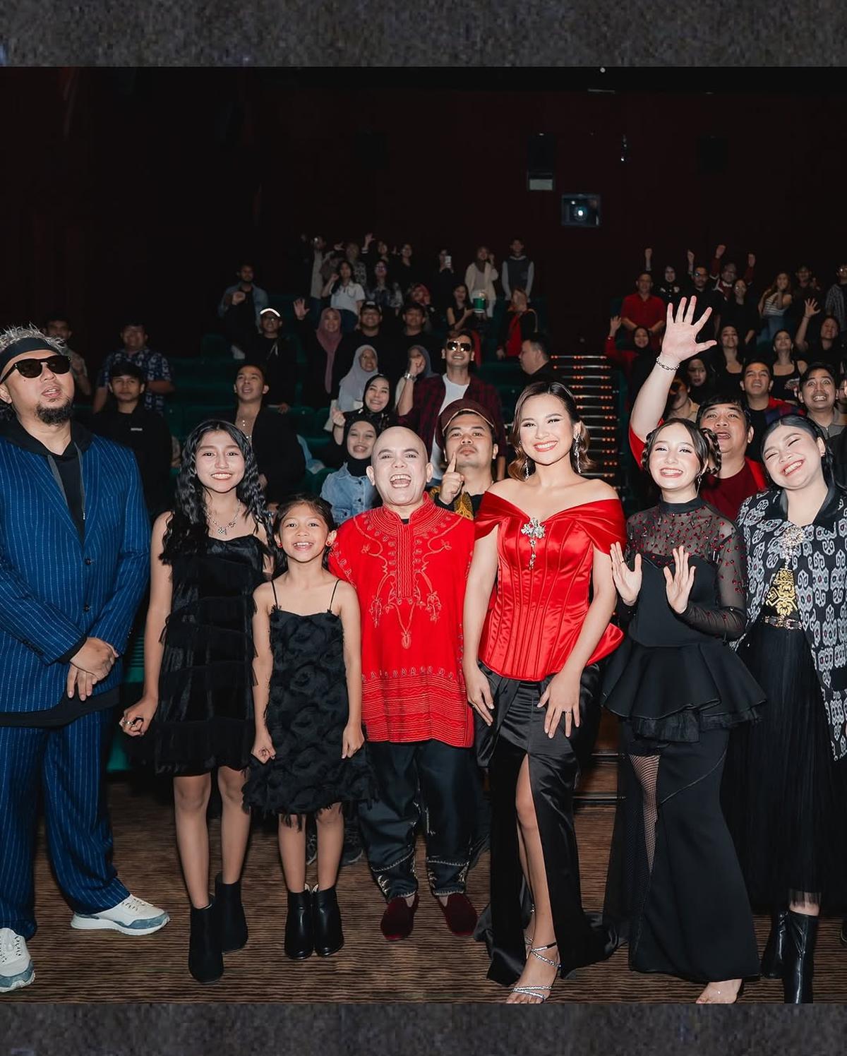 5 Potret Cantik Indah Permatasari di Gala Premier Film 'SETAN BOTAK', Pakai Gaun Merah Menyala