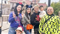Keluarga Adly Fairuz dan Angbeen Rishi tentunya tak mau melewatkan kesempatan mengunjungi Disneyland Tokyo. (Foto: Instagram/ angbeenrishi)
