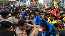 Massa mahasiswa terlibat aksi dorong dengan petugas kepolisian saat aksi BEM UI  di Jalan MH Thamrin, Jakarta, Selasa, 18 Agustus 2026. (KLY/ Arie Basuki)
