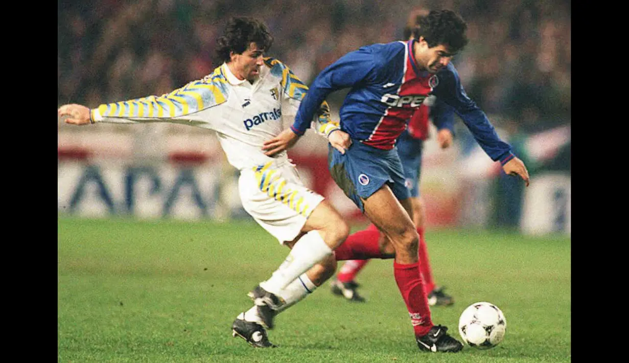 Gianfranco Zola juga menjadi salah satu penyerang tajam Parma di era 1990-an. Tampil sebanyak 149 pertandingan, Zola telah mencetak 63 gol selama periode 1993 hingga 1996. Ia juga berjasa membawa tiga trofi ke Il Tardini. (AFP/Vincent Amalvy)