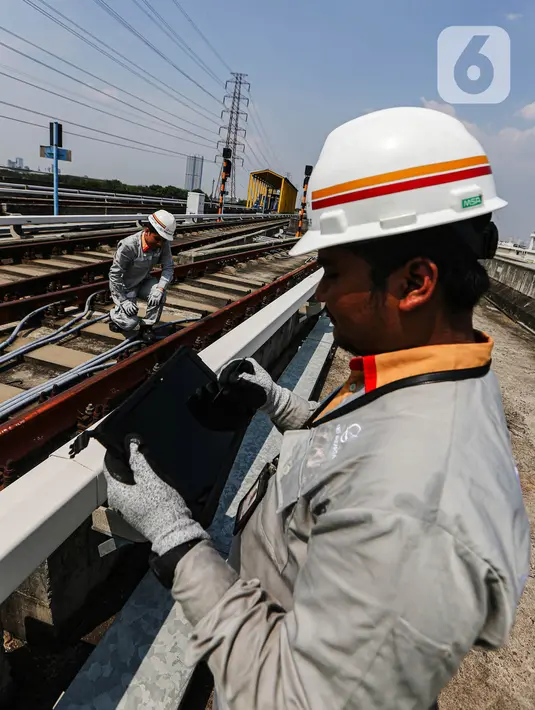 Pengecekan juga dilakukan pada sistem pengamanan serta pendeteksi kecepatan untuk memastikan kereta dalam kondisi prima demi kelancaran operasional LRT Jakarta. (Liputan6.com/Angga Yuniar)