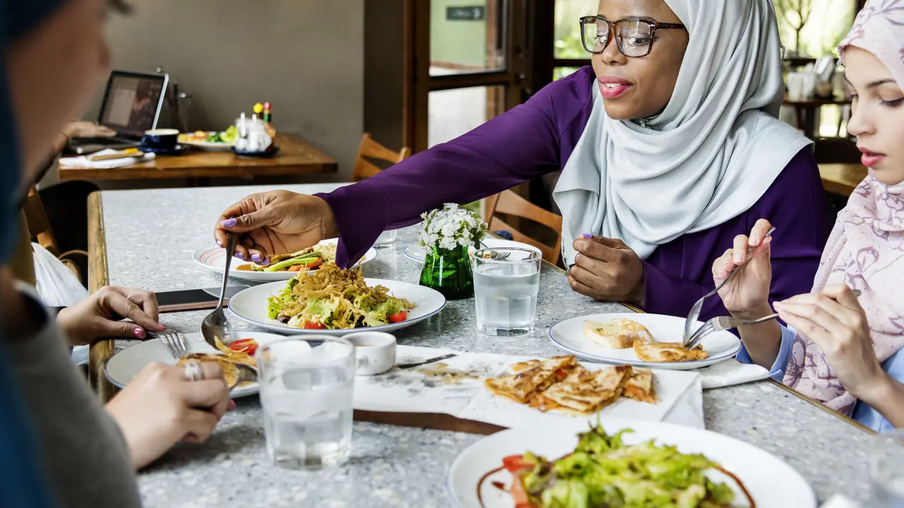 Sekelompok perempuan muslimah sedang makan bersama (Foto Dok: Freepik/rawpixel.com)