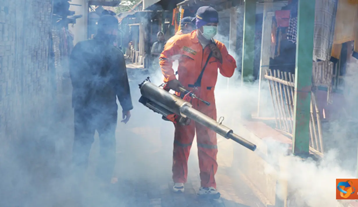 Citizen6, Sidoarjo: Dalam rangka peringatan Hardikal ke-66, Panitia Hardikal melaksanakan bakti sosial kesehatan dengan memfoging sedikitnya 540 rumah di Desa Banjar Kemuning, Kecamatan Sedati, Kabupaten Sidoarjo, Selasa (24/4). (Pengirim: Penkobangdikal)