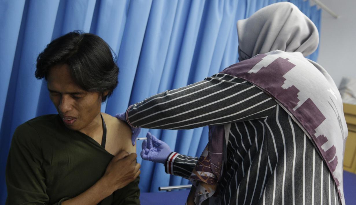 Seorang wartawan saat disuntik vaksin polio jelang SEA Games 2019 di Kantor Kemenpora, Jakarta, Rabu (13/11). Suntik vaksin tersebut untuk mengantisipasi wabah polio di Filipina. (Bola.com/M Iqbal Ichsan)