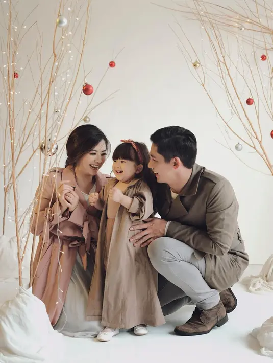 "Topik menegangkan yg akhir2 ini sering banget muncul adalah tentang adeknya Vechia," tulis Franda di Instagram-nya pada Jumat (5/3/2021). (Instagram/frandaaa87)