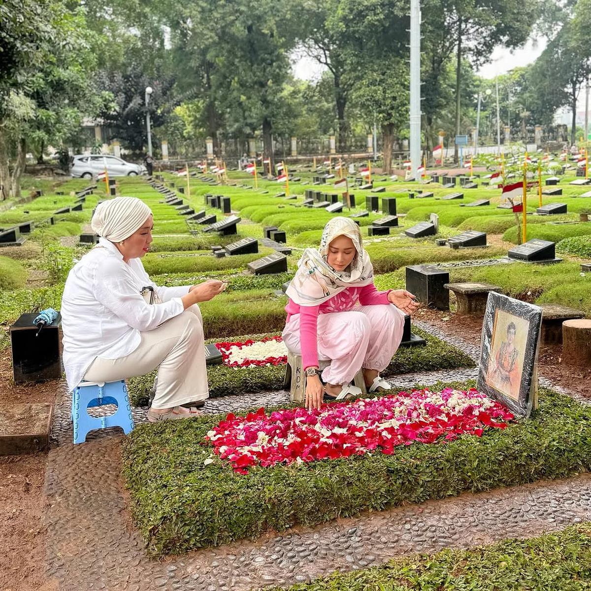 Inul Daratista Ziarah ke Makam Titiek Puspa di Hari ke-7 Meninggalnya Sang Legenda