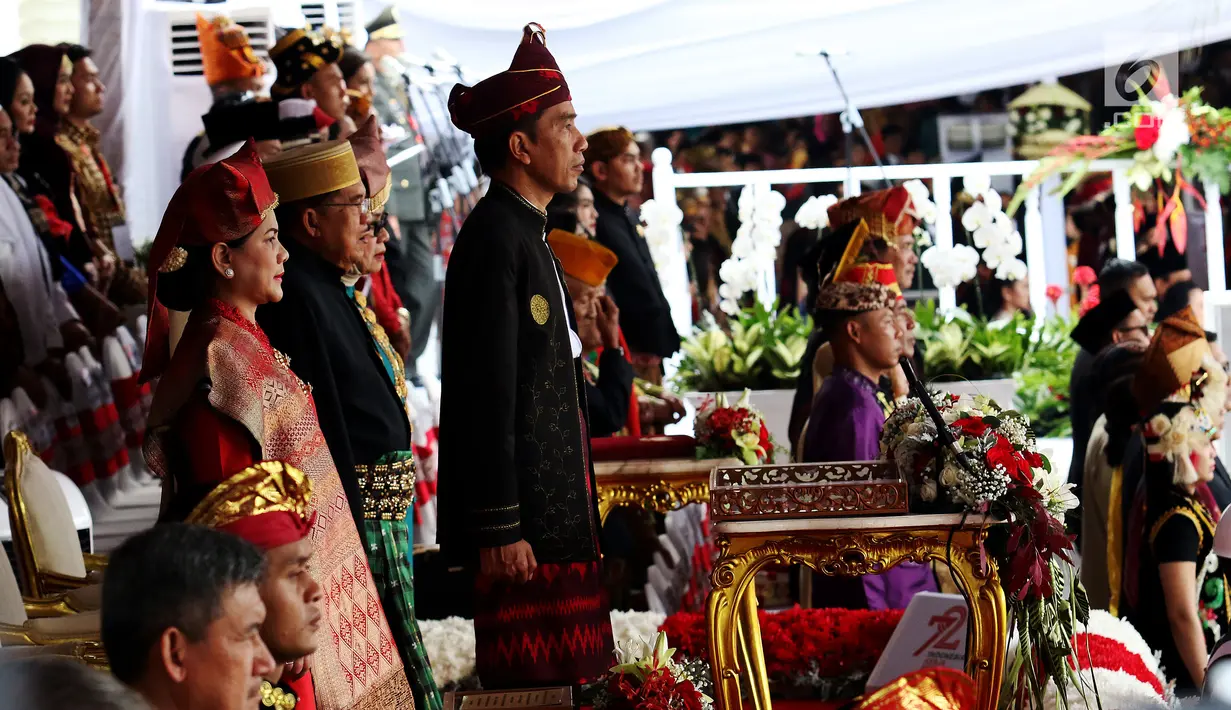 Presiden Joko Widodo (Jokowi) memimpin Upacara Peringatan Detik-detik Proklamasi 17 Agustus di Istana Merdeka, Jakarta, Kamis (17/8). Jokowi mengenakan pakaian adat khas Banjar, Kalimantan Selatan. (Liputan6.com/Pool)