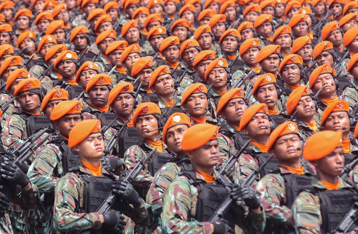 FOTO: Ribuan Warga Padati Monas Saksikan Kemegahan Parade HUT ke-80 TNI
