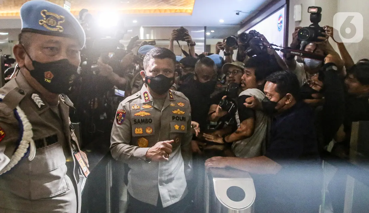 Kadiv Propam Polri nonaktif Irjen Ferdy Sambo memenuhi panggilan tim khusus (timsus) terkait kematian ajudannya, Nofriansyah Yosua Hutabarat atau Brigadir J di Gedung Bareskrim Mabes Polri, Jakarta, Kamis (4/8/2022). Ferdy Sambo tampak mengenakan pakaian dinas lengkap kepolisian. (Liputan6.com/Faizal Fanani)